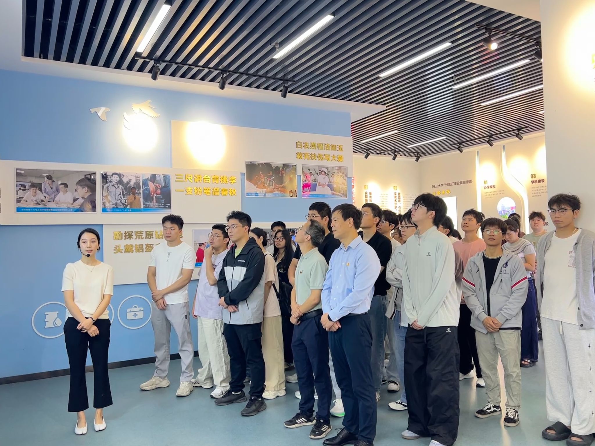 校歌嘹亮启新程 校史铸魂育新人——2026级研究生上好“研途”第一课